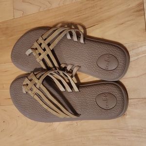 Sanuk women's flip slops tan size 10
